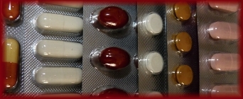 Ilustrační obrázek s různými tvary a barvami tablet a pilulek